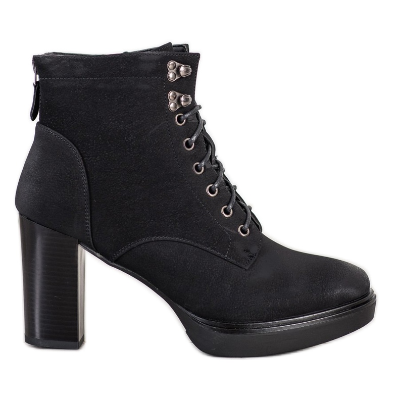 Sabatina Ghete cu șiret pe o postare negru