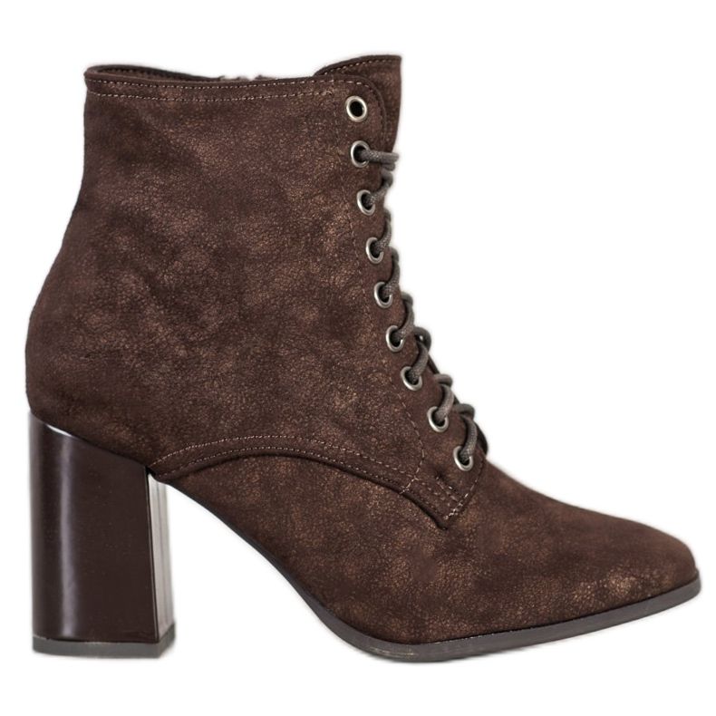 Kylie Cizme legate la o postare maro