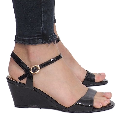 Sandale lăcuite negre pe un toc delicat Queen cu pană negru Sandale lăcuite negre pe un toc delicat Queen cu pană negru