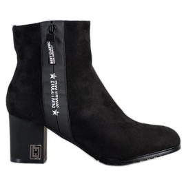 Gogo Cizme pe o evoluție post negru