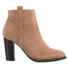 Seastar Suede Booties pe un bar maro