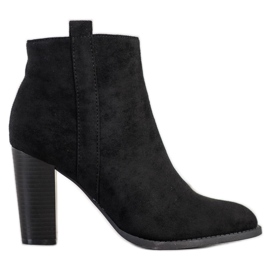 Seastar Suede Booties pe un bar negru
