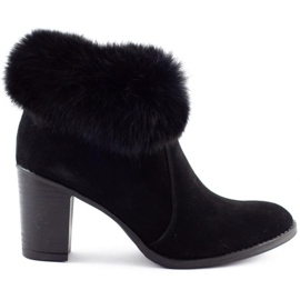 Olivier Cizme negre izolate Maia cu blană negru