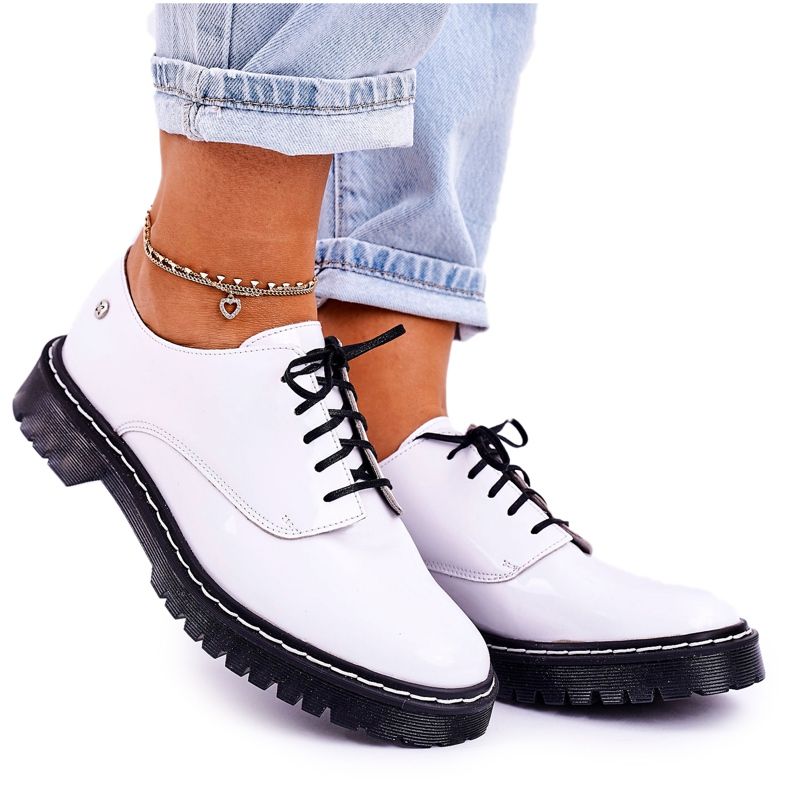 Încălțăminte din piele Oxfords Maciejka din piele lacată alb 04087-11