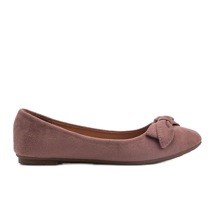 Balerinele din piele de căprioară roz ale lui Ellie