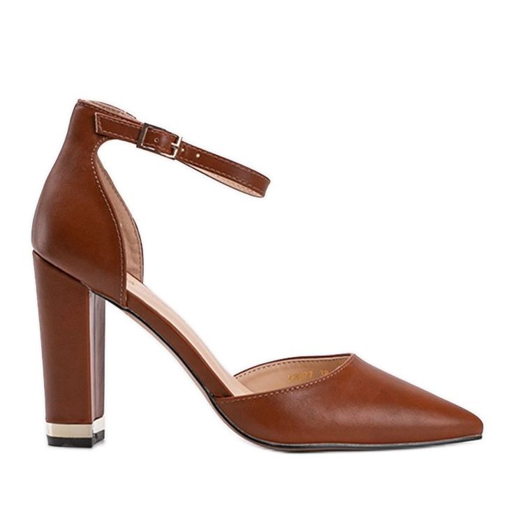 Pompele maro pe stâlpul Kaelyn