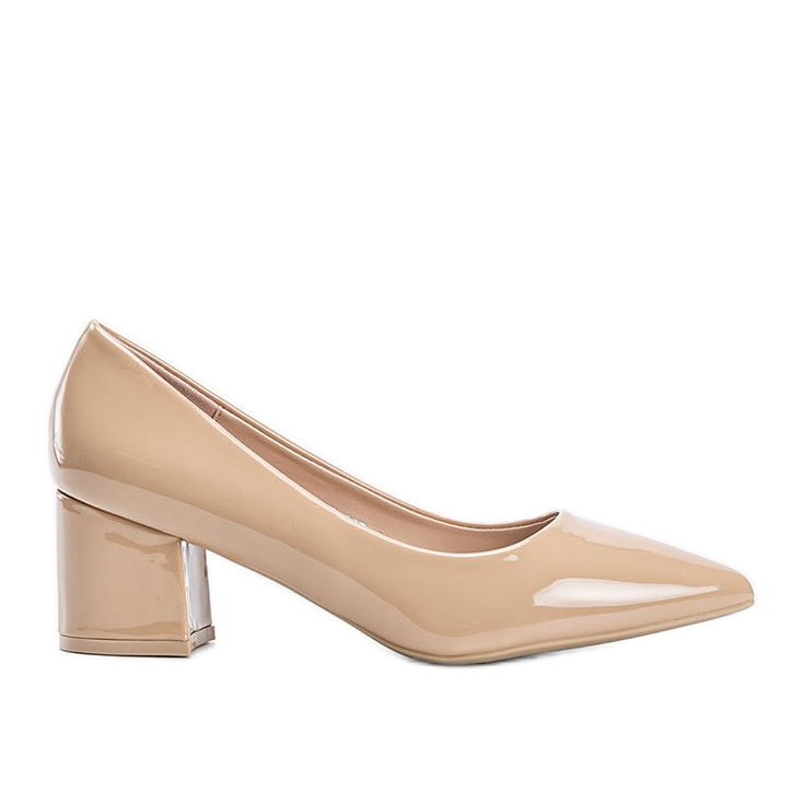 Pompele bej lăcuite pe un bloc Damari