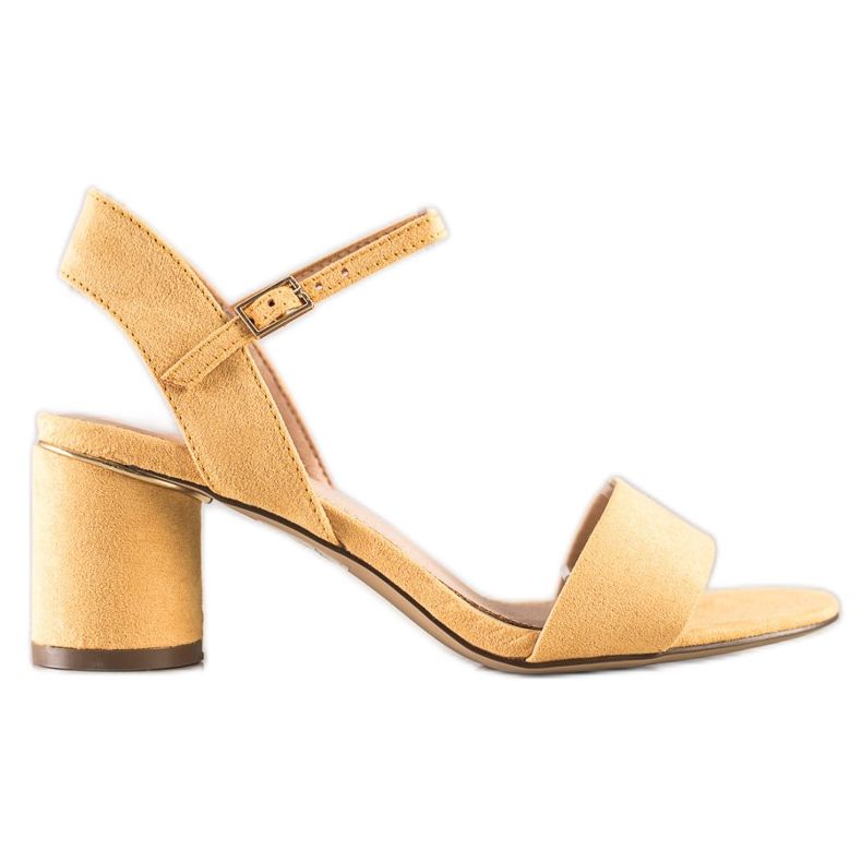 Evento Sandale elegante pe un bar galben Evento Sandale elegante pe un bar galben