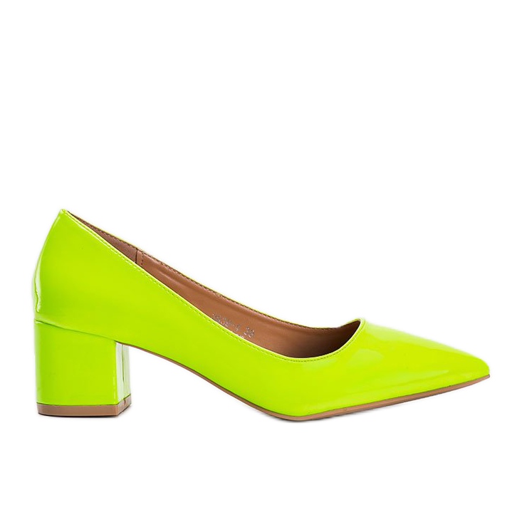 Pompe galbene lăcuite pe blocul Eden