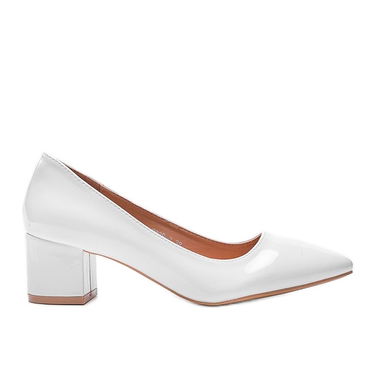 Pompele albe lăcuite pe blocul Eden