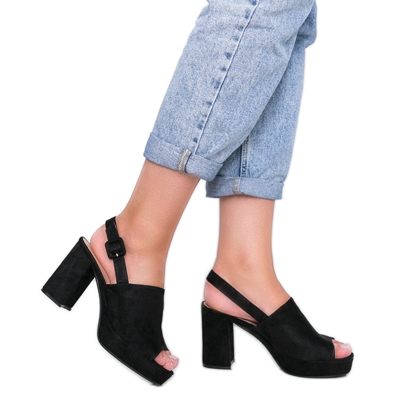 Sandale negre pe postarea lui Chikie negru