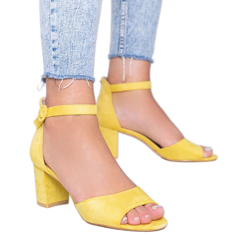 Sandale galbene pe stâlpul Mare Mare Sandale galbene pe stâlpul Mare Mare