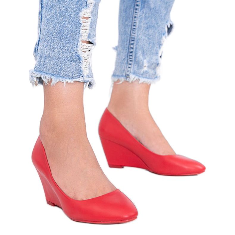 Pompele roșii pe călcâiul cu pană Caffe roșu Pompele roșii pe călcâiul cu pană Caffe roșu