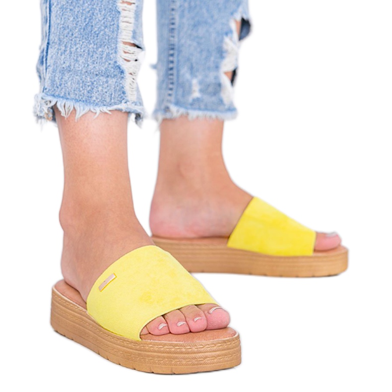 Papuci galbeni pe Dr. Martin