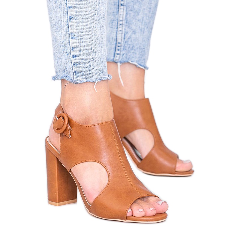 Sandale maro pe stâlpul Gally