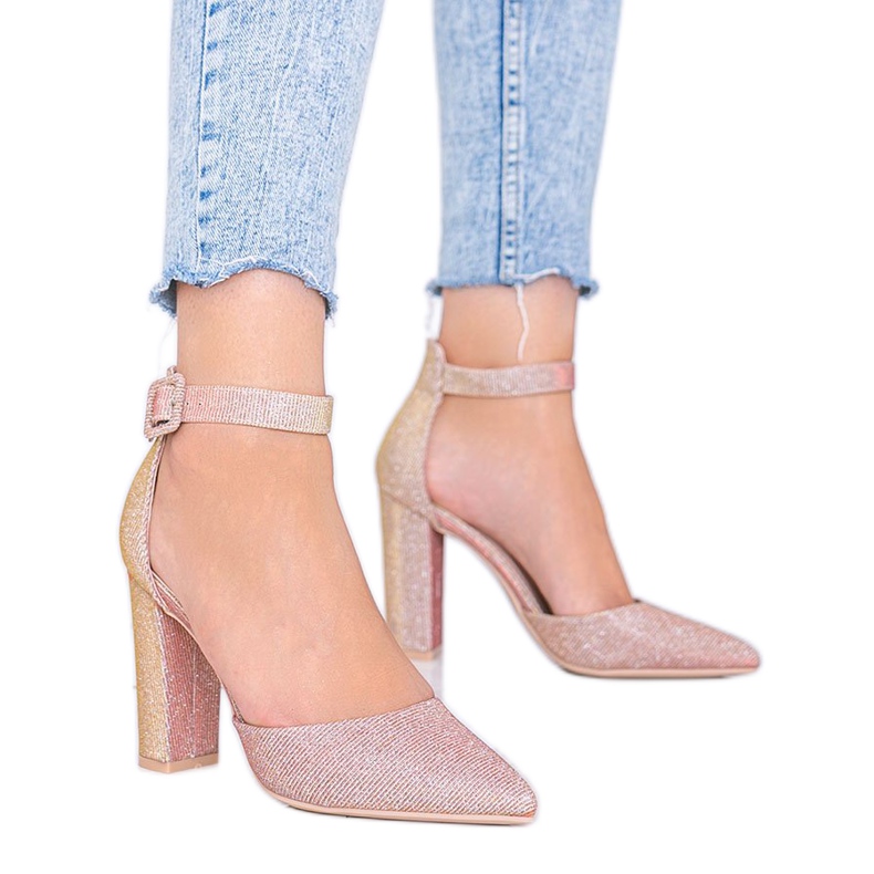 Pompele roz strălucitoare pe postarea Milei de aur