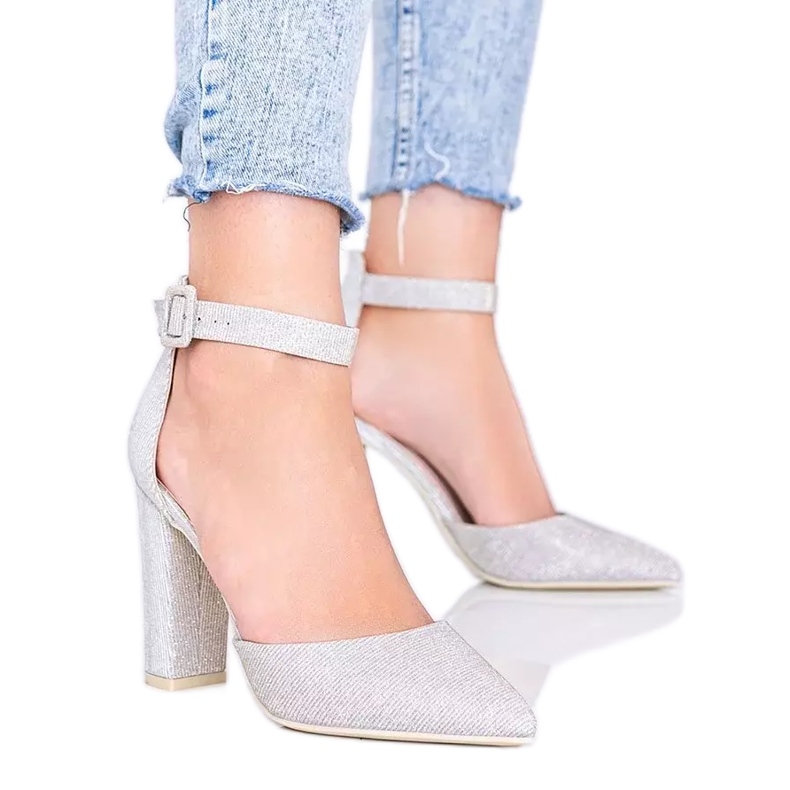 Pompele bej lucioase pe postarea Milei