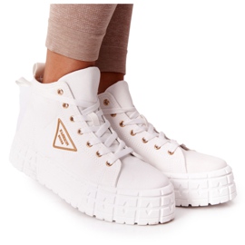 Adidași înalți pentru femei pe o platformă albă din Manhattan