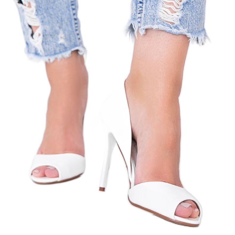 Pompele albe pe un toc Joliette