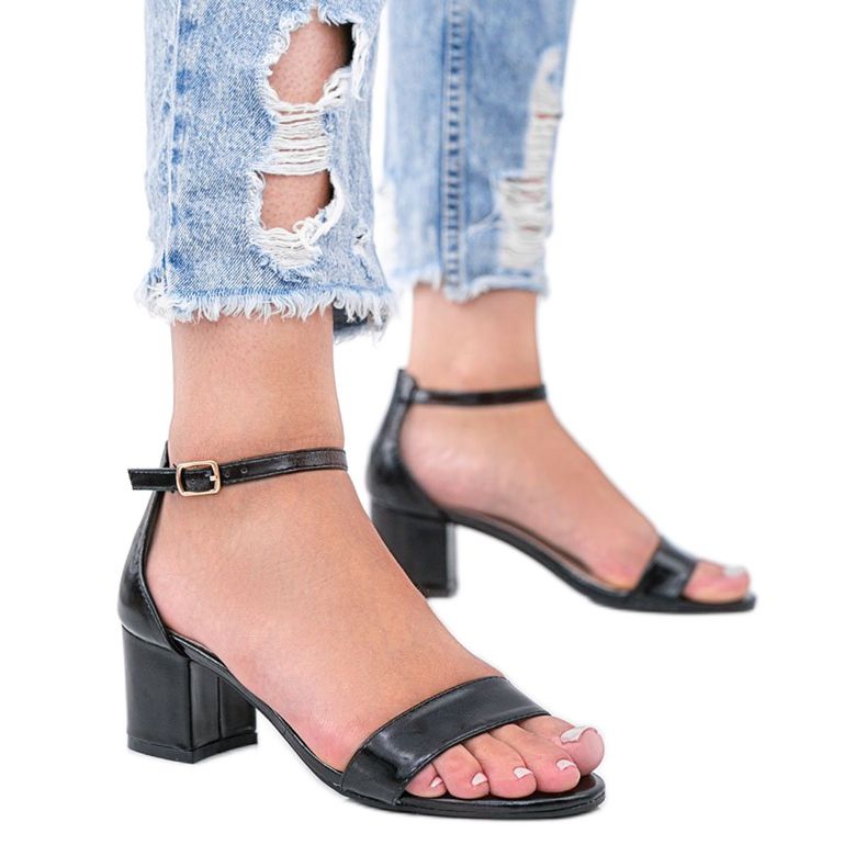 Sandale negre pe o postare joasă de la Love Bites negru Sandale negre pe o postare joasă de la Love Bites negru