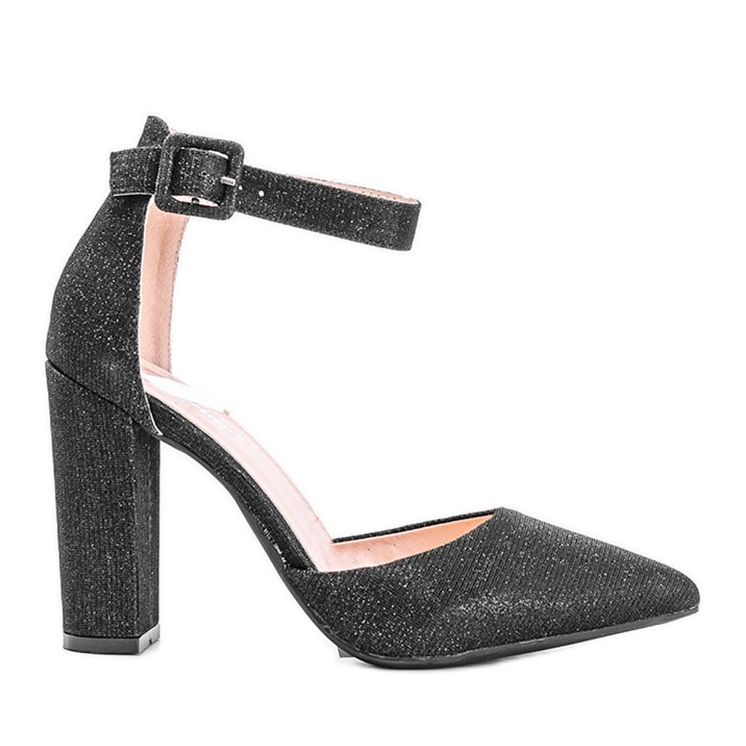 Pompele negre strălucitoare pe postarea Milei negru