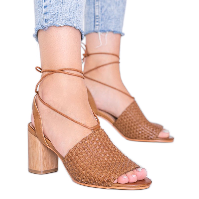 Sandale împletite maro pe stâlpul Estrella