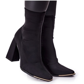 Cizme pe un post de tesatura elastica neagra Efect Wow negru