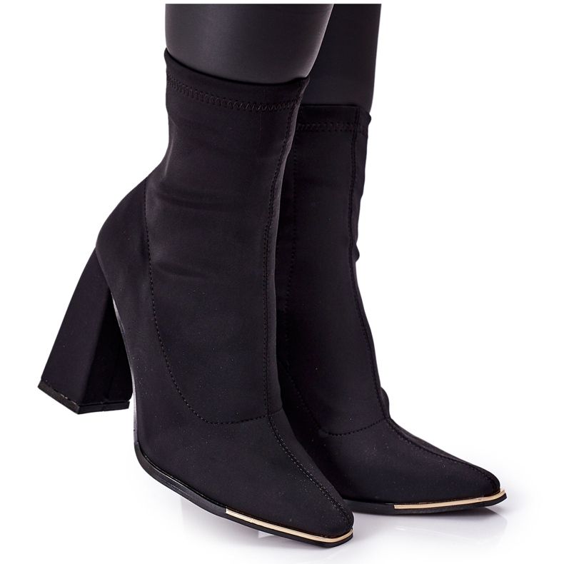 Cizme pe un post de tesatura elastica neagra Efect Wow negru