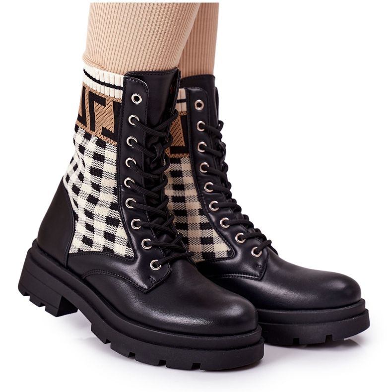 Lucrători din Povestea de dragoste din țesături negre elastice maro