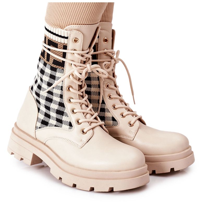 Muncitori ai țesăturii bej, poveste de dragoste negru