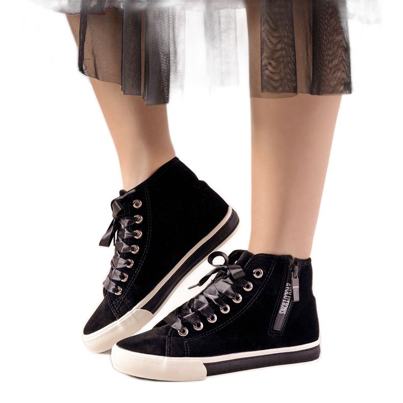 Adidași negri până la gleznă, cu o panglică Sunilino negru