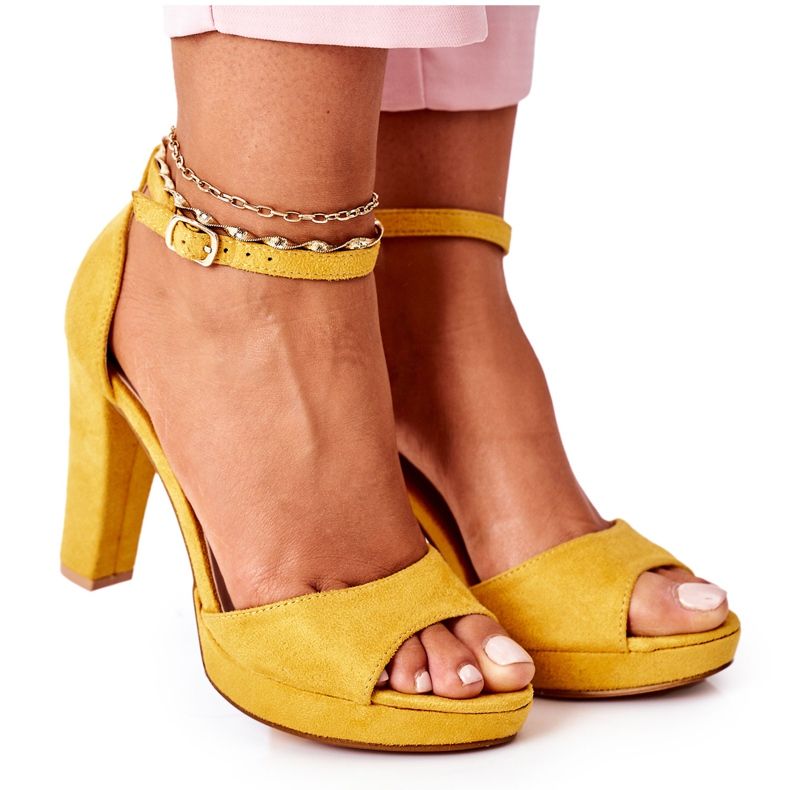 Sandale din piele de căprioară pentru femei pe postul galben