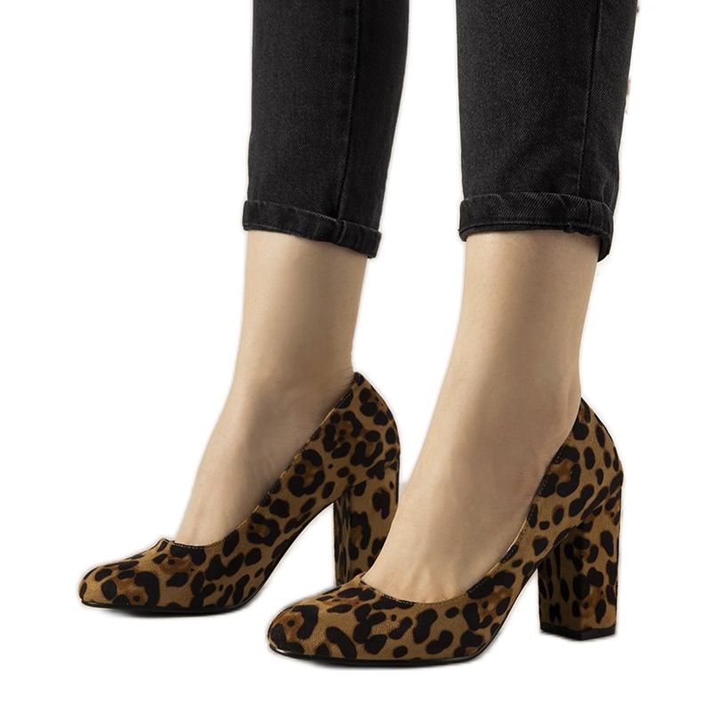 Pompele pe un stâlp în modelul de leopard Selva maro