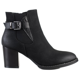 J. Star Cizme pe un stâlp cu o cataramă decorativă negru J. Star Cizme pe un stâlp cu o cataramă decorativă negru