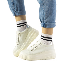 Adidași sport de culoare albă, cu talpă sub înaltă