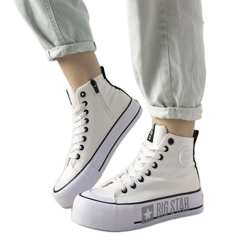 Adidași albi Big Star de la Balvin