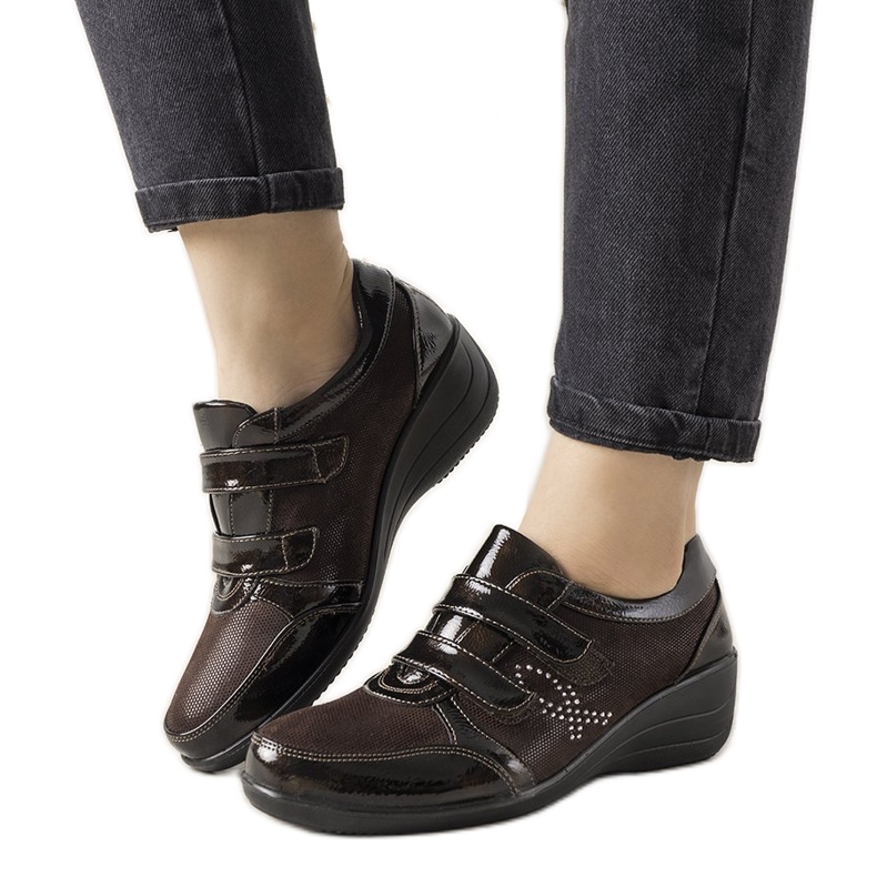 Brogi maro pe tocul Tiffy cu pană joasă Brogi maro pe tocul Tiffy cu pană joasă