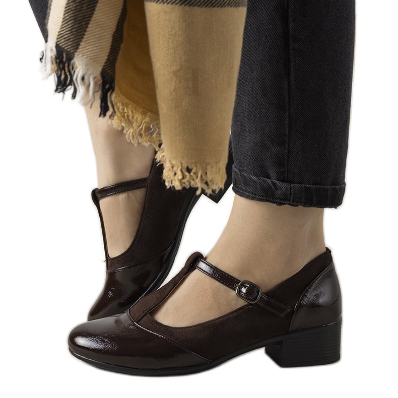 Pompă maro pe un stâlp cu un deget Manam lăcuit Pompă maro pe un stâlp cu un deget Manam lăcuit