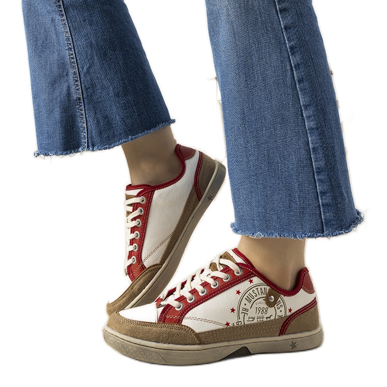 Adidași de culoare albă și roșie pentru femei roșu