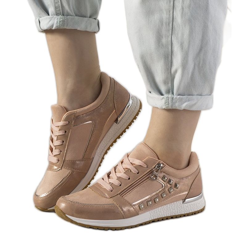 Adidași sport roz, decorați cu știfturi Daphne