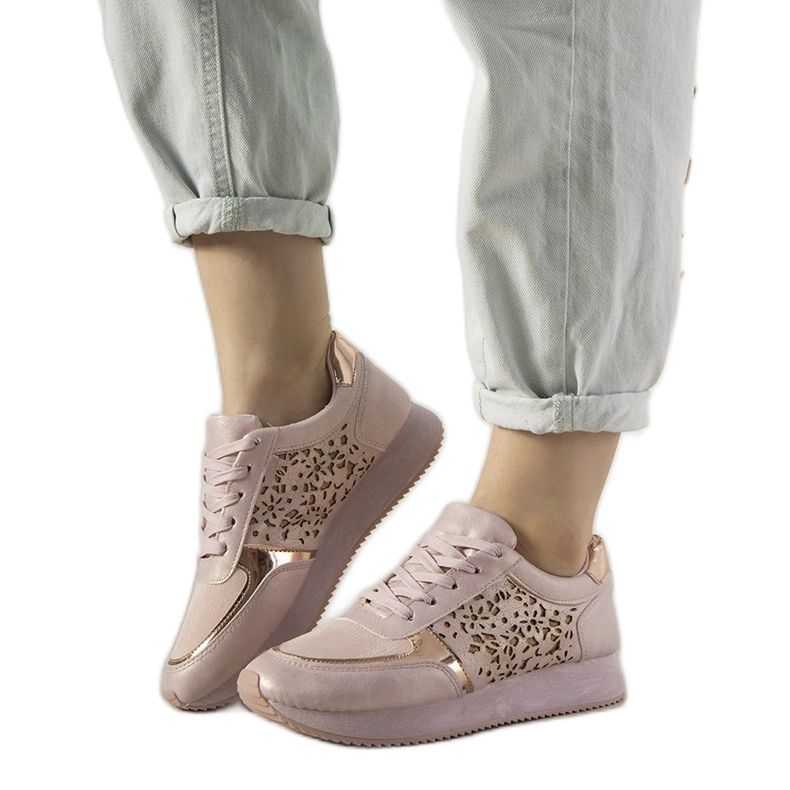 Adidași sport de culoare roz, cu un model de festival ajurat