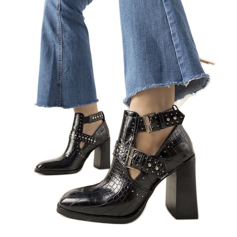 Ghete negre cu un motiv Minunat de piele de crocodil negru