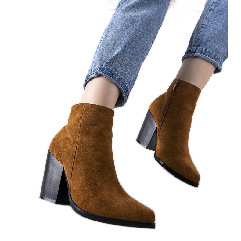 Cizme de cowboy cămilă pe postarea lui Milady maro