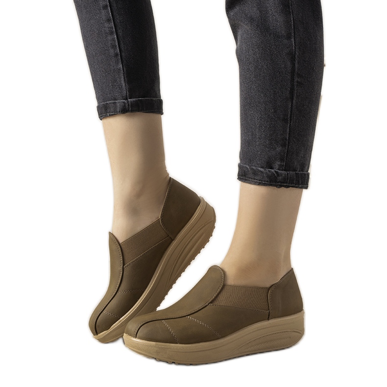 Pantofi maro cu talpă înaltă de la Spike