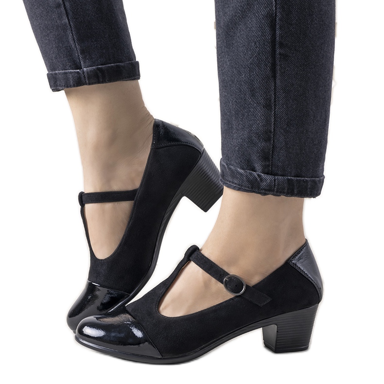 Pompele negre pe un stâlp cu un deget deget de la picior negru