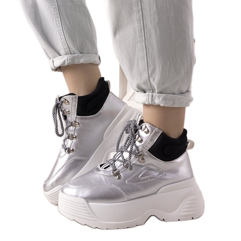 Adidași argintii pe talpă de înaltă elocvență