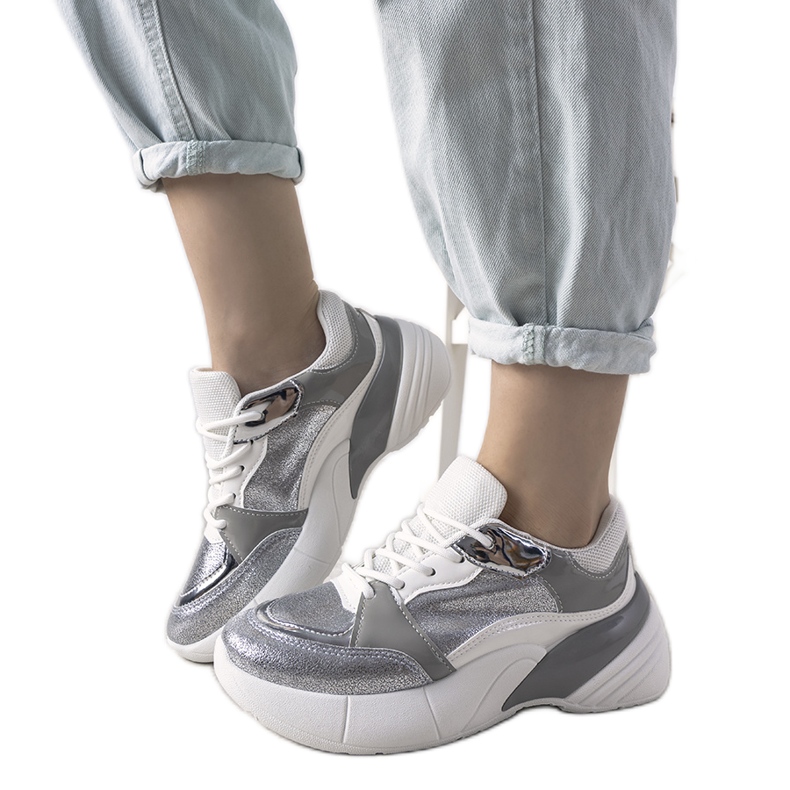 Adidași argintii pe talpă înaltă alb