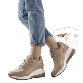 Adidași bej cu model de piele de șarpe de la Halsey