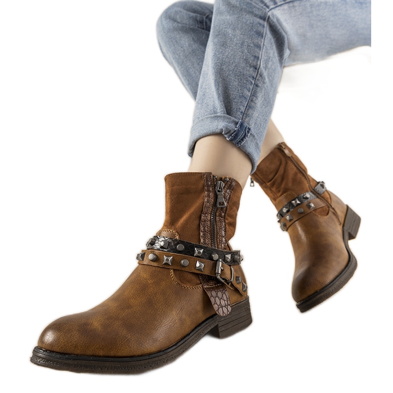 Cizme maro cu o bandă Elffie cu buzunare Cizme maro cu o bandă Elffie cu buzunare