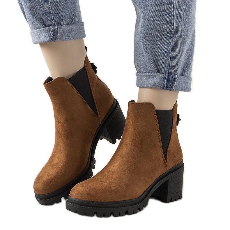 Cizme de cămilă pe postarea Cissy maro